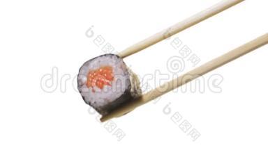 <strong>手拿</strong>新鲜的寿司鲑鱼用<strong>筷子</strong>隔离白色背景